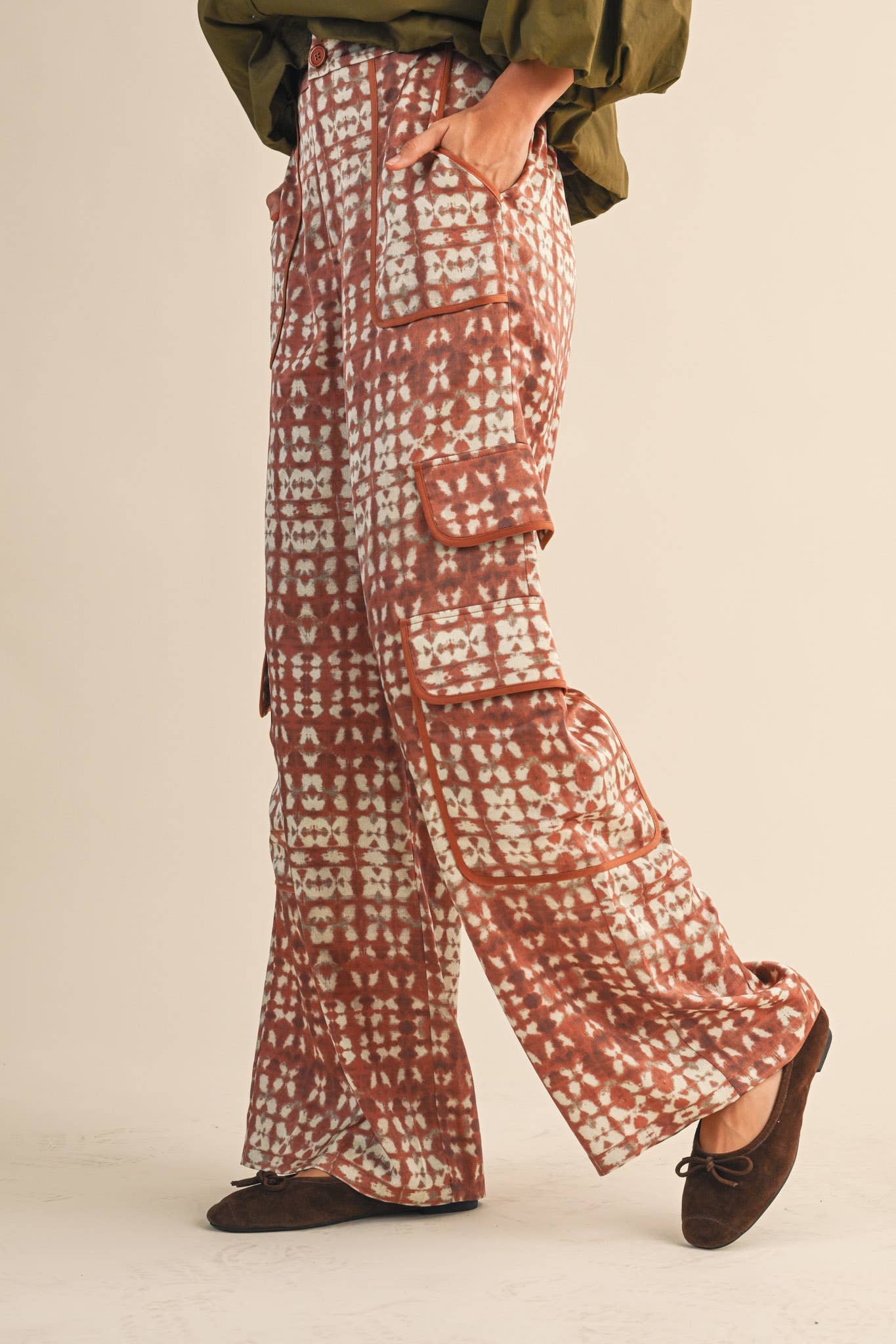 SATIN PRINTED WIDE LEG CARGO PANTS: Rust