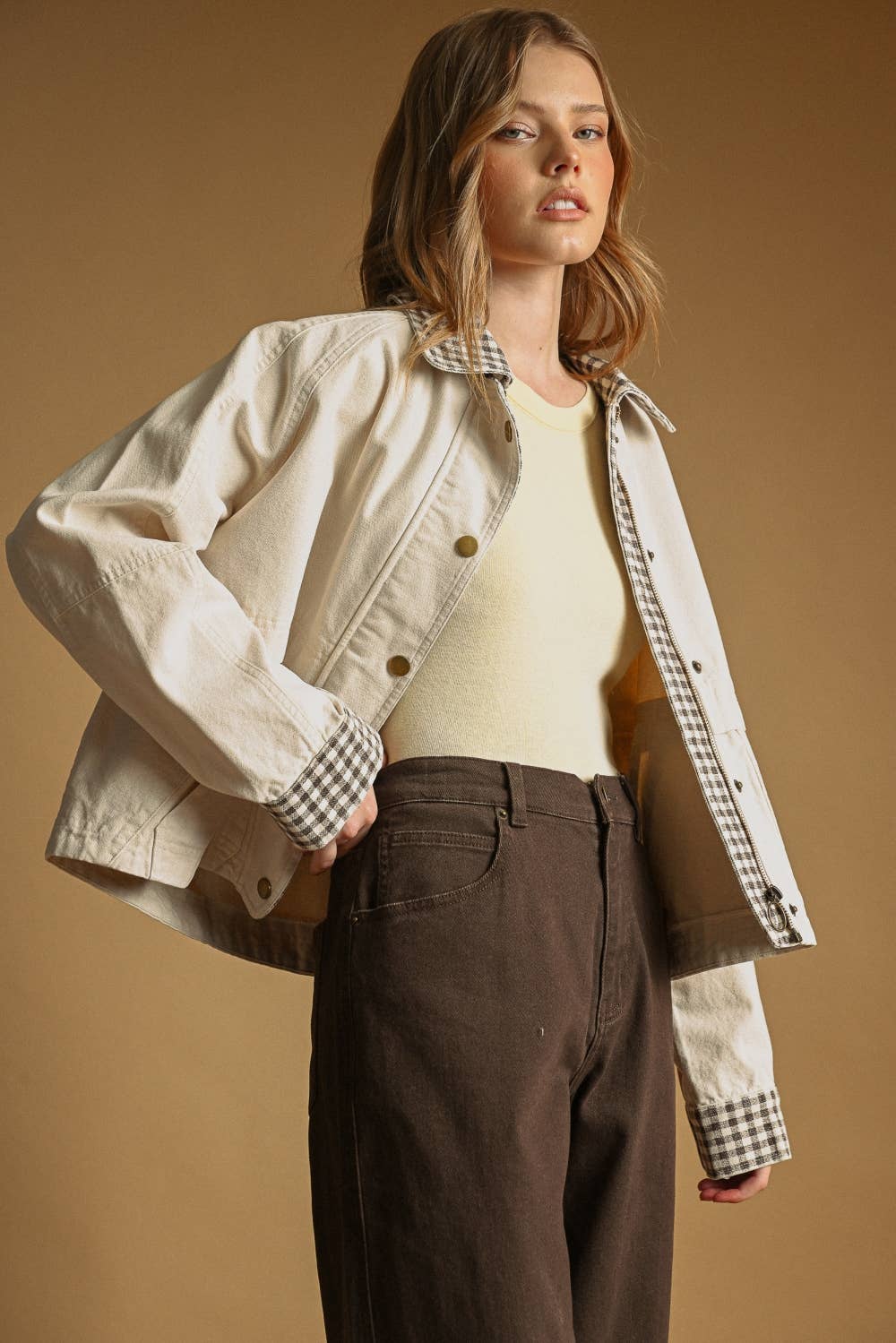 GINGHAM COLLARED TWILL JACKET: BEIGE