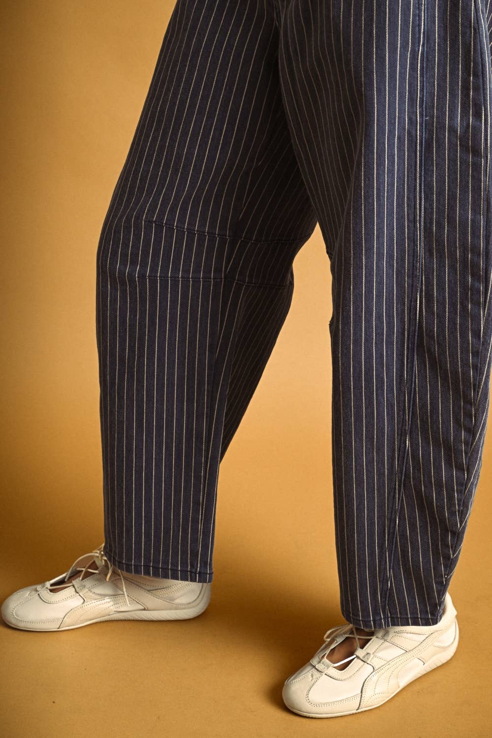 PINSTRIPED PATTERN BARREL PANTS: DENIM BLUE