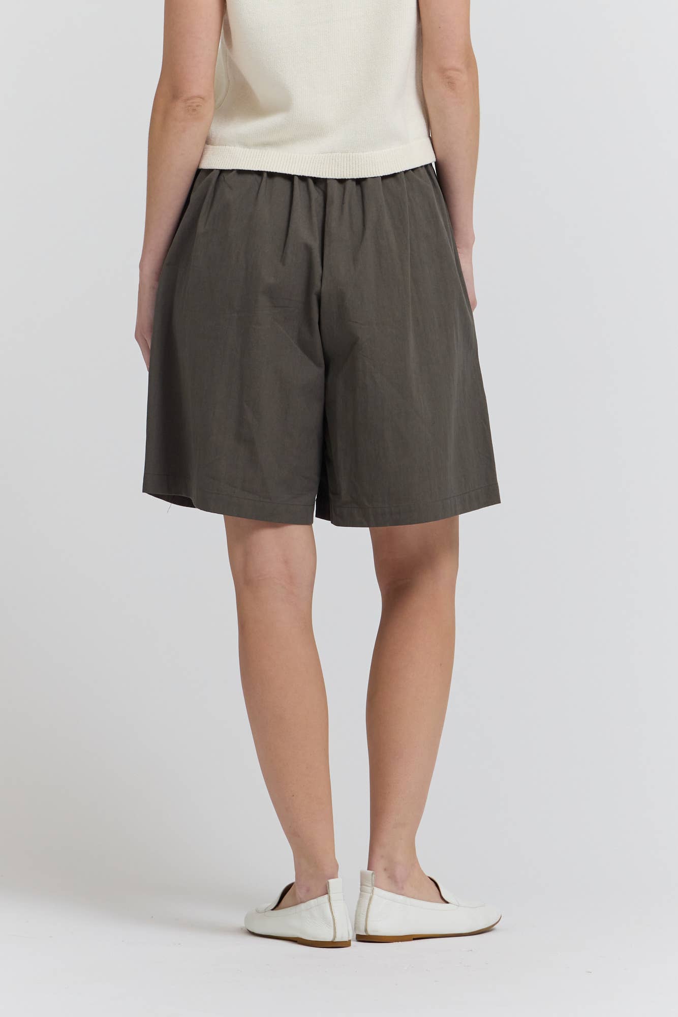 TAILORED MID SHORTS: MALLARD