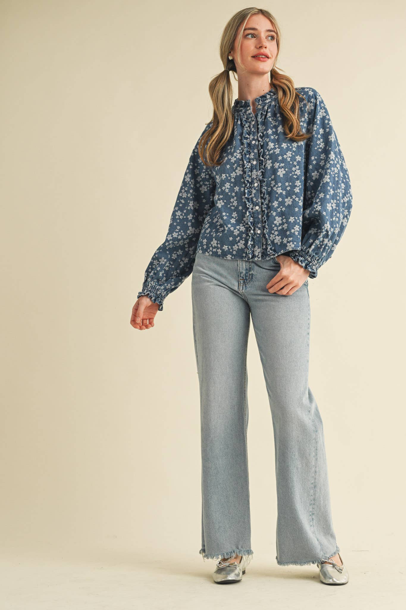 DENIM FLORAL RUFFLED BUTTON DOWN TOP: DENIM FLORAL