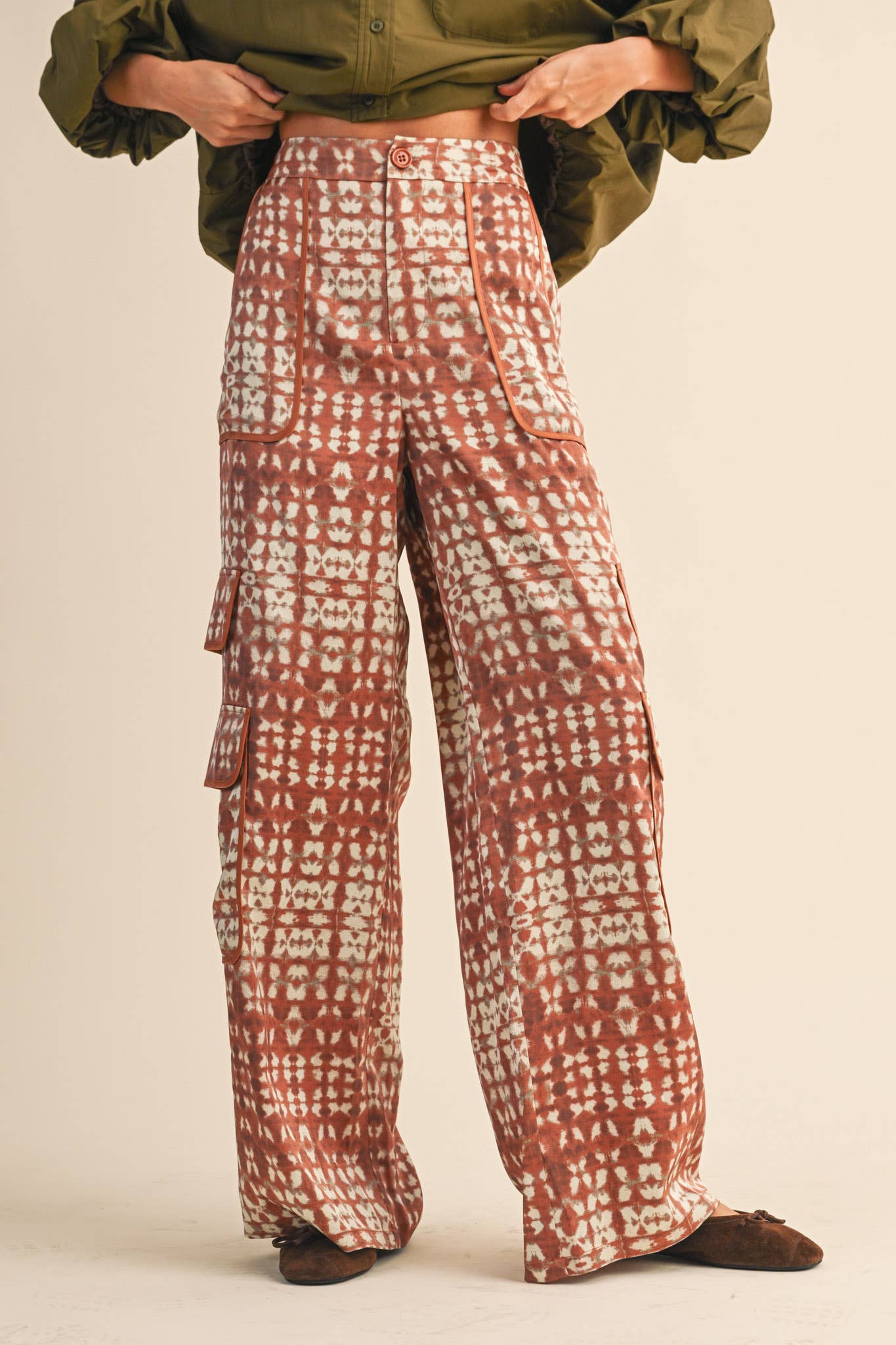 SATIN PRINTED WIDE LEG CARGO PANTS: Rust