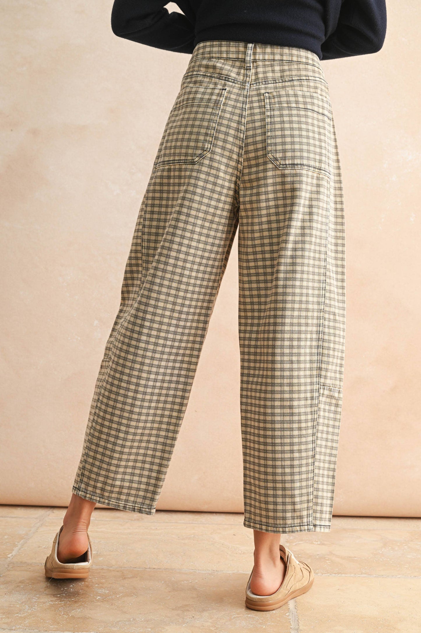 MINI CHECKER PATTERN BARREL PANTS: TAN/BROWN