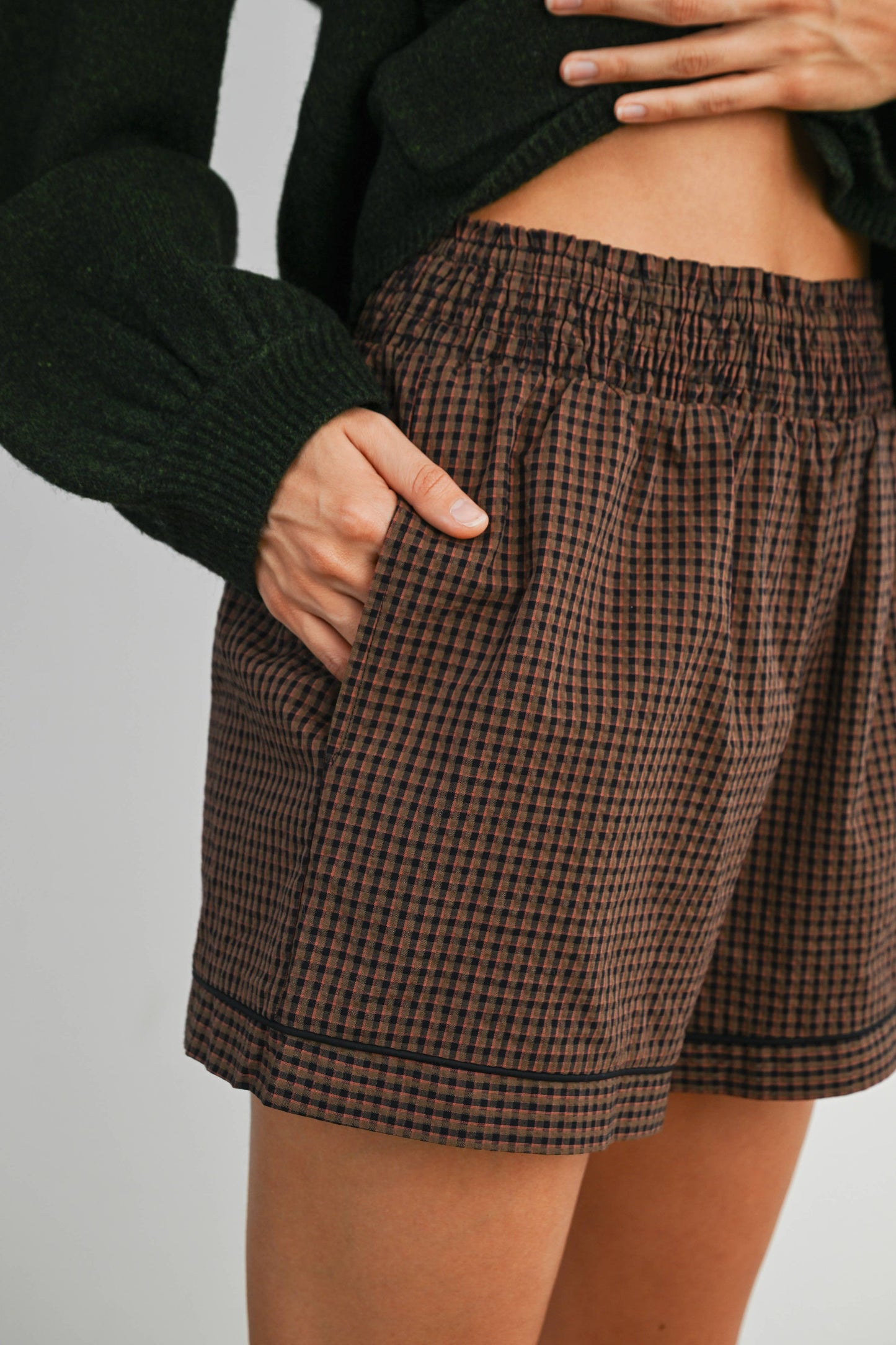 Elastic High-Waisted Trimmed Shorts: BROWN