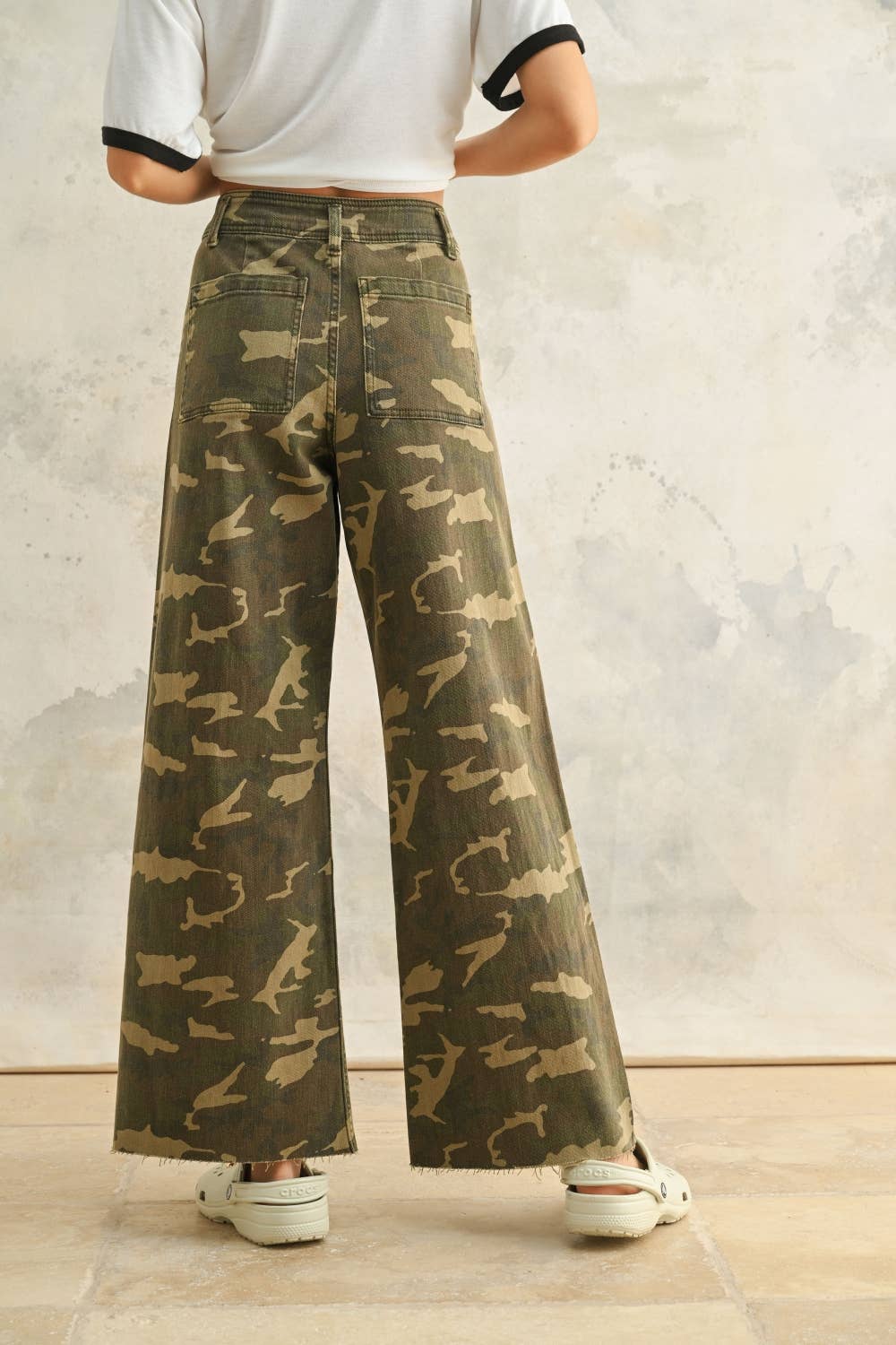 CAMOUFLAGE PRINT STRETCH PANTS: CAMOUFLAGE