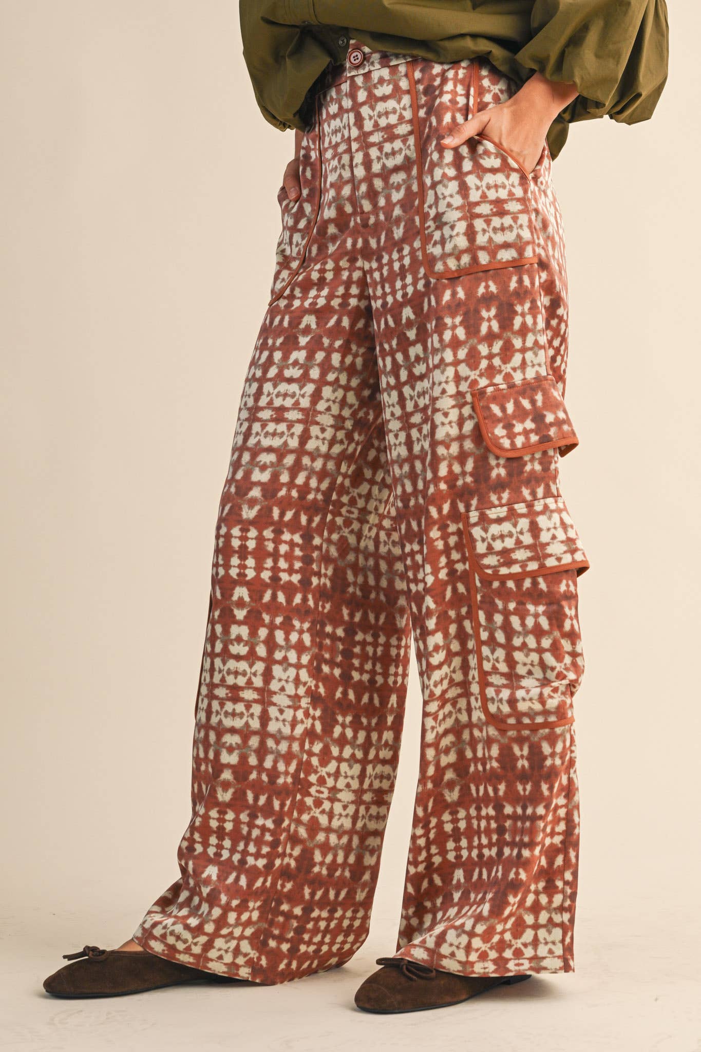 SATIN PRINTED WIDE LEG CARGO PANTS: Rust