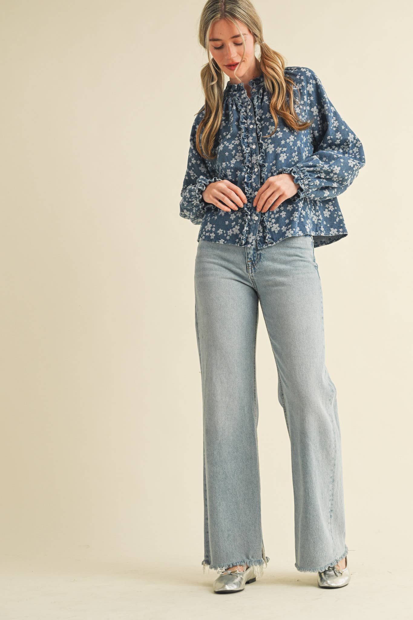 DENIM FLORAL RUFFLED BUTTON DOWN TOP: DENIM FLORAL