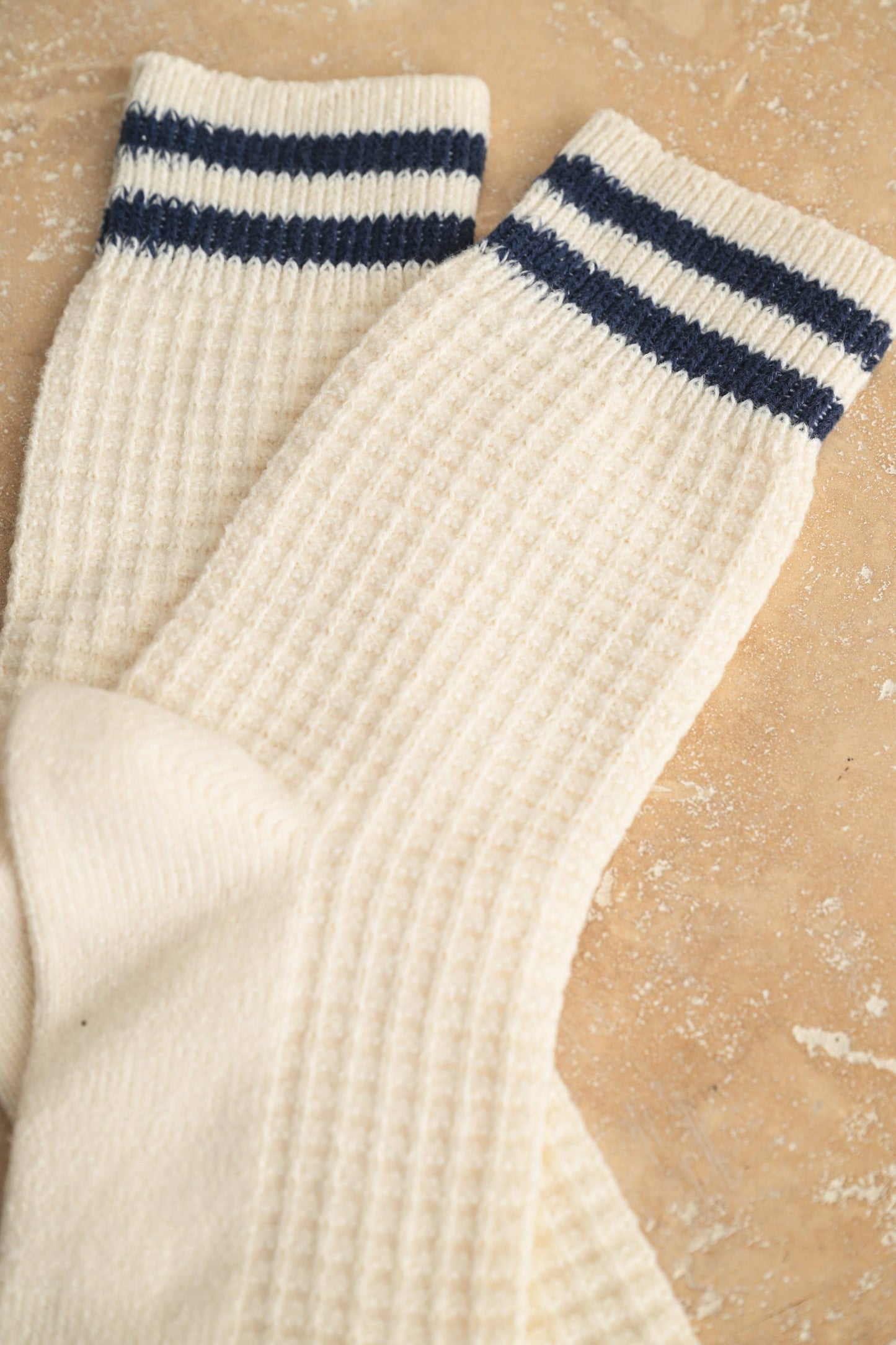 WAFFLE PATTERN STRIPED SOCKS: NAVY