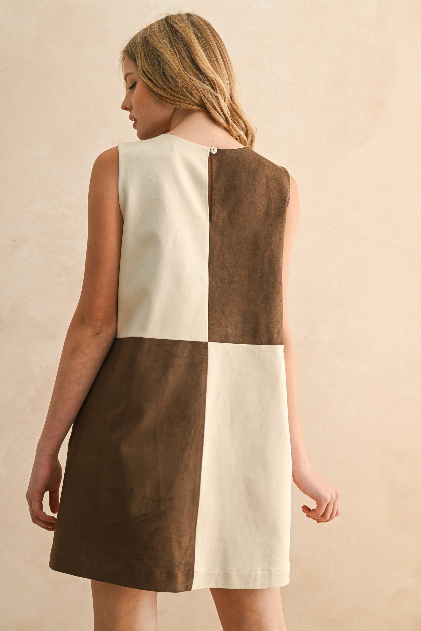 SUEDE COLOR CONTRASTED SHIFT DRESS: BROWN/ECRU