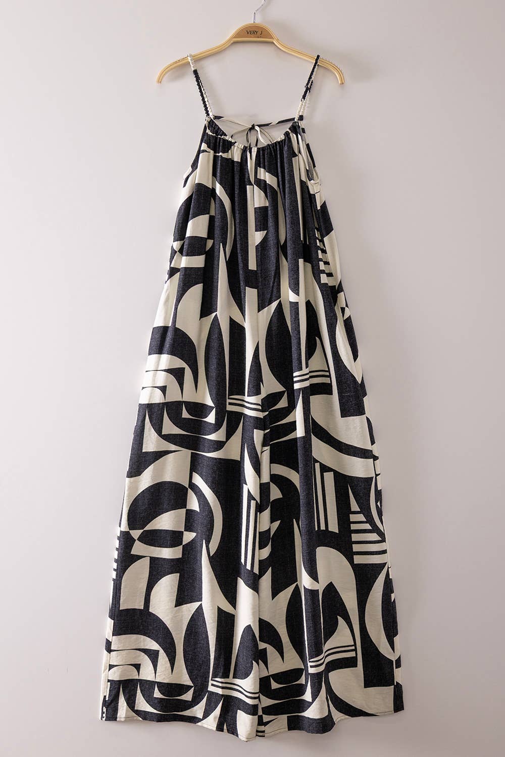 Sleeveless Oversized Woven Print Jumpsuit: BLACK
