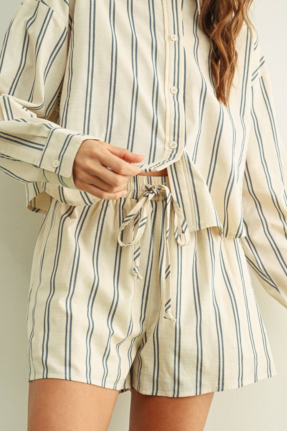 STRIPED ELASTIC BAND WAIST SHORTS: BLACK