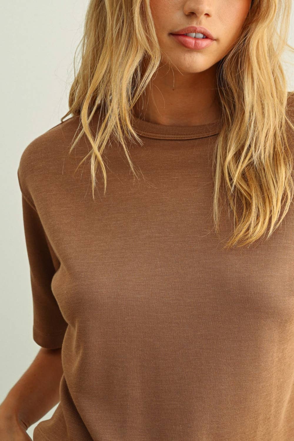 SOFR BRUSHED FABRIC SHORT SLEEVE TOP: MOCHA