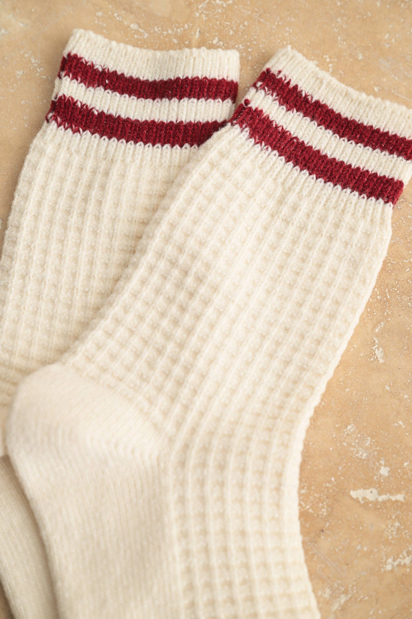 WAFFLE PATTERN STRIPED SOCKS: Burgundy