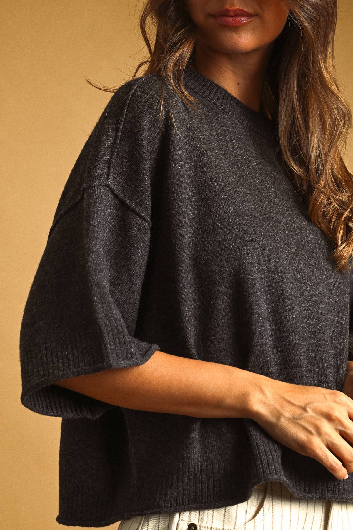 SHORT SLEEVE KNIT CROP TOP: CHARCOAL