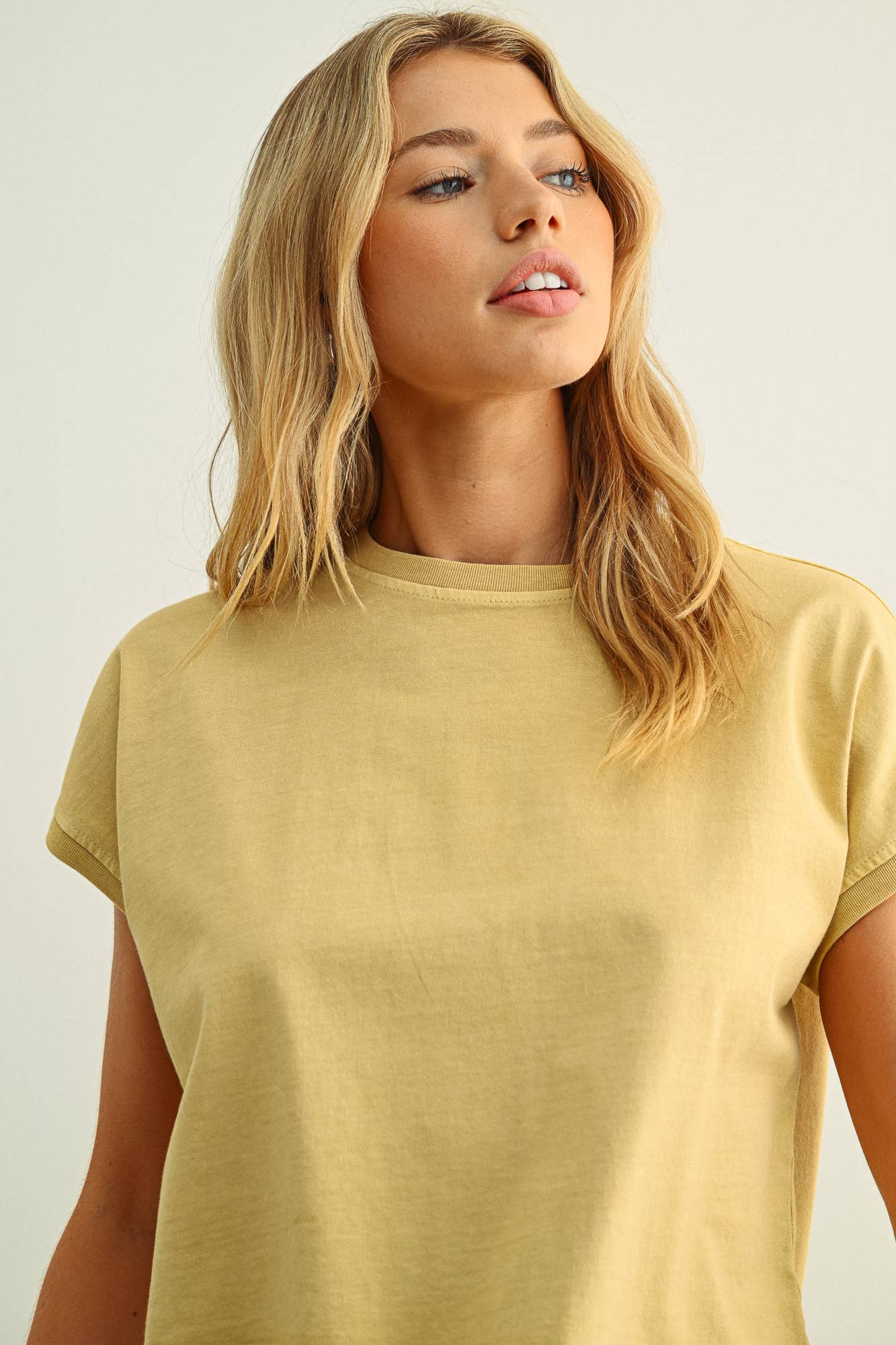 WASHED SHORT SLEEVE TOP: BUTTER