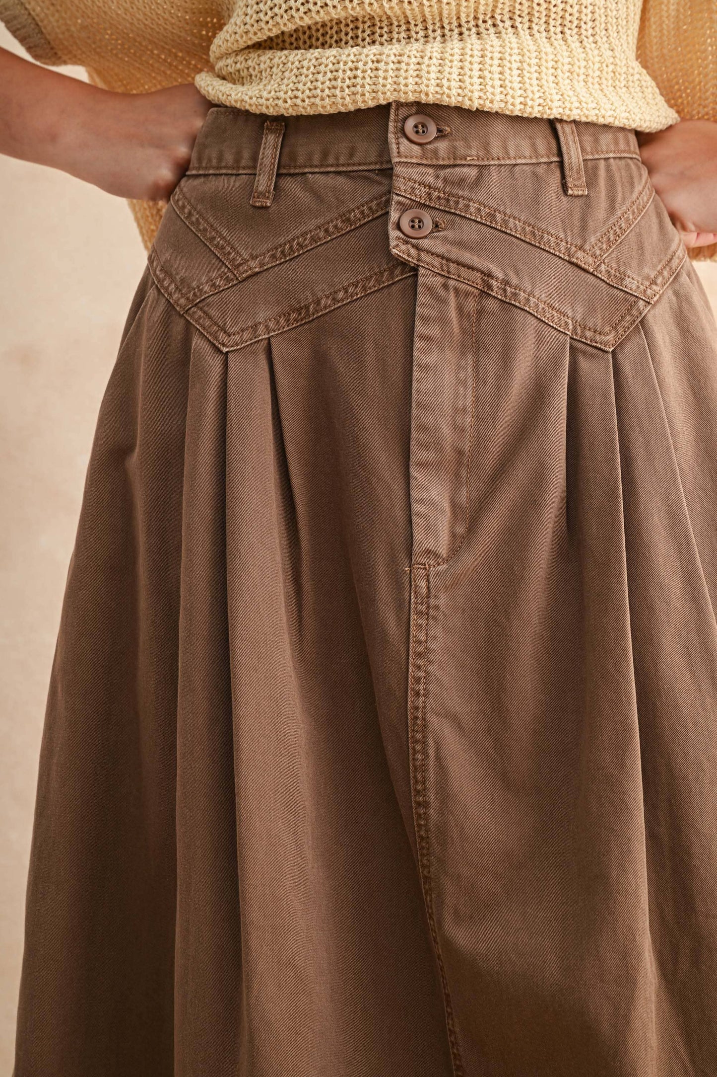 MINI PLEAT DETAILED LONG SKIRT: MOCHA