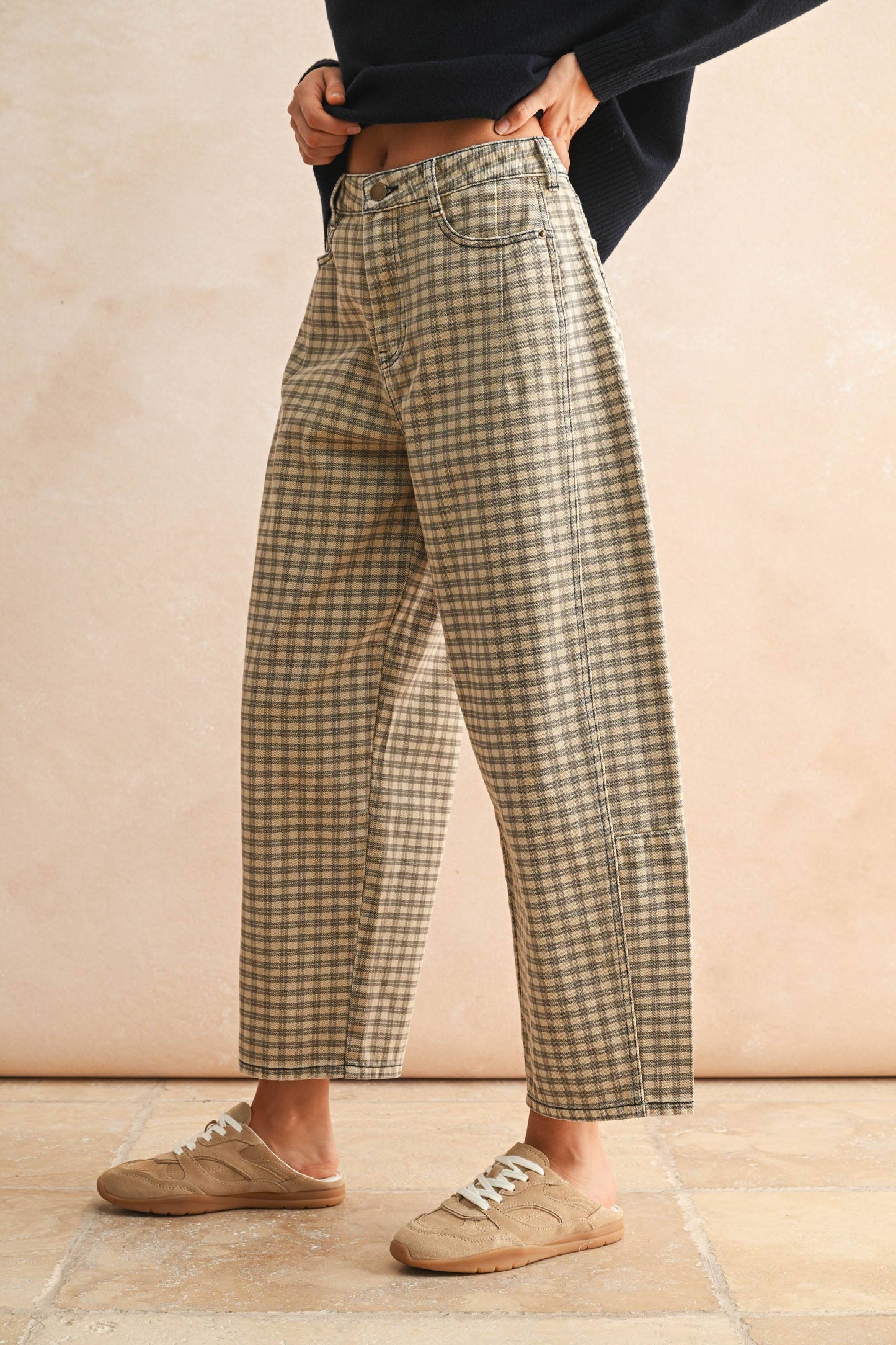 MINI CHECKER PATTERN BARREL PANTS: TAN/BROWN