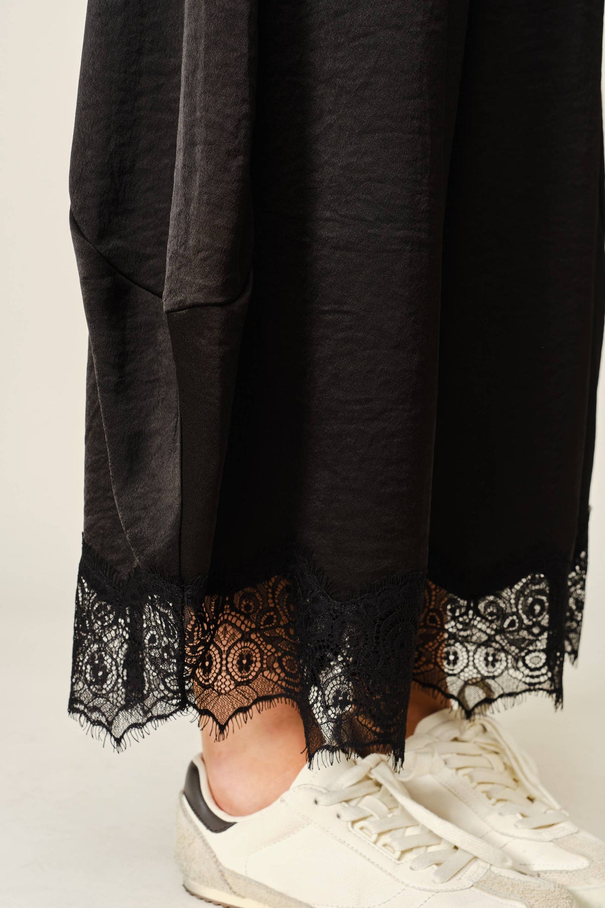 LACE TRIM SATIN DRAWSTRING BARREL PANTS: BLACK