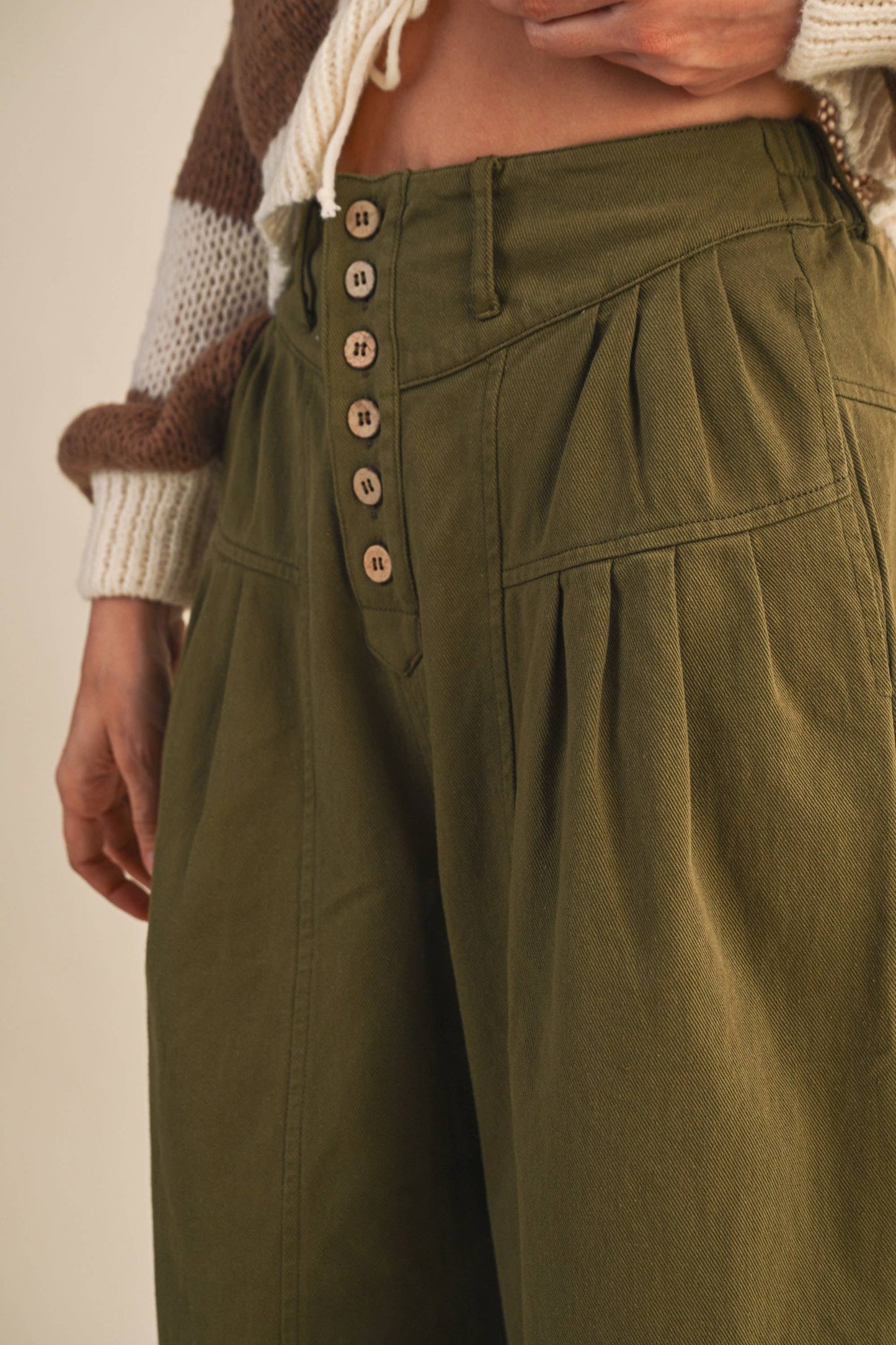 COTTON TWILL HIGH WAIST CROPPED WIDE LEG PANTS: OLIVE
