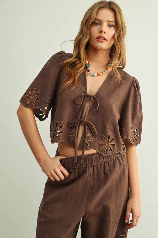 EMBORIDERED SHORT SLEEVE TIE FRONT TOP: BROWN