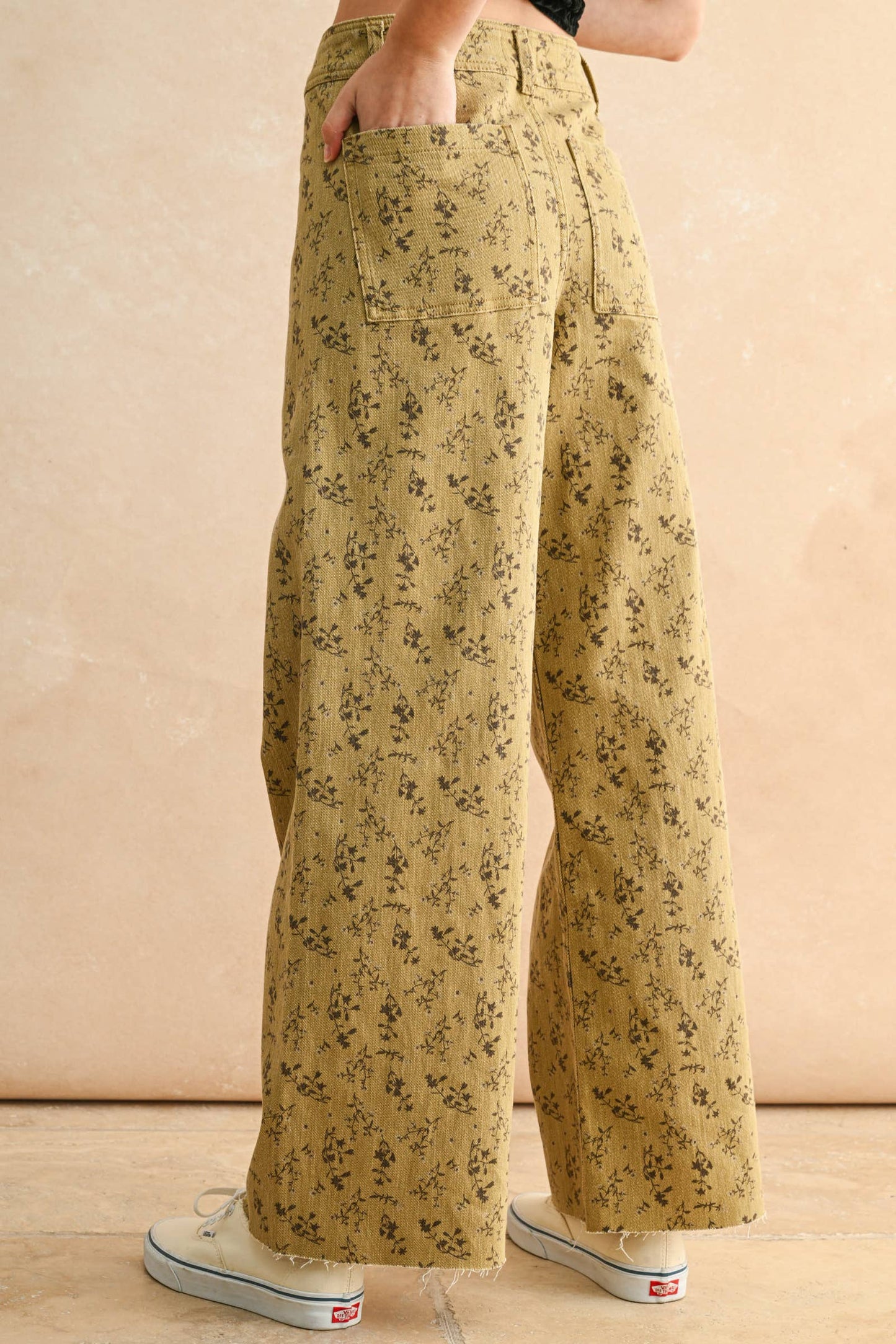 FLORAL PRINT STRETCHED PANTS: STRAW/BROWN
