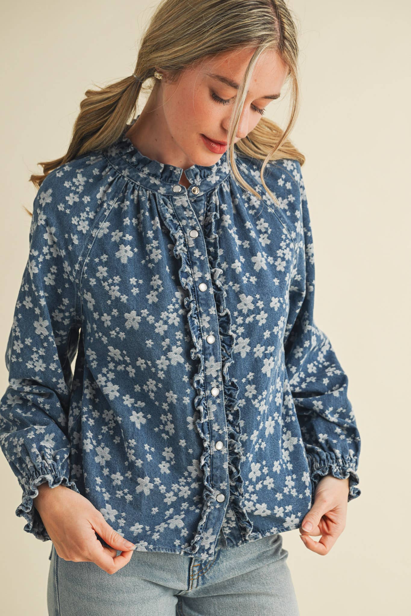 DENIM FLORAL RUFFLED BUTTON DOWN TOP: DENIM FLORAL