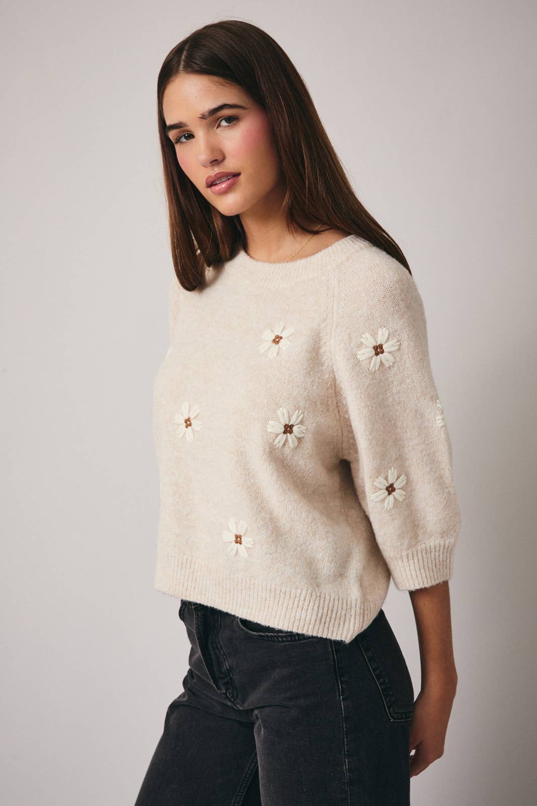 ROUND NECK SHORT SLEEVE FLOWER SWEATER TOP: OATMEAL