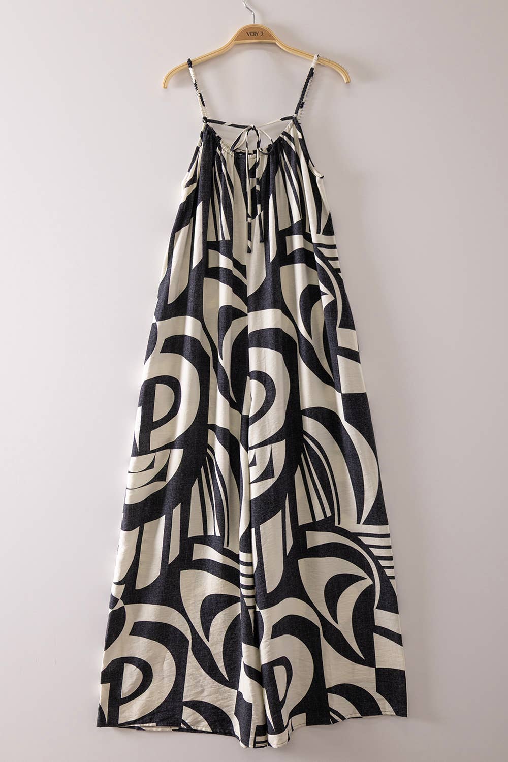 Sleeveless Oversized Woven Print Jumpsuit: BLACK