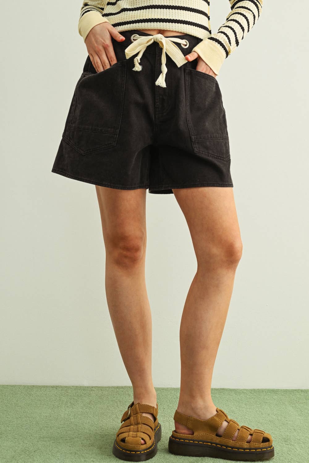 WASHED POCKET FRONT WITH TIE BELT SHORTS: BLACK