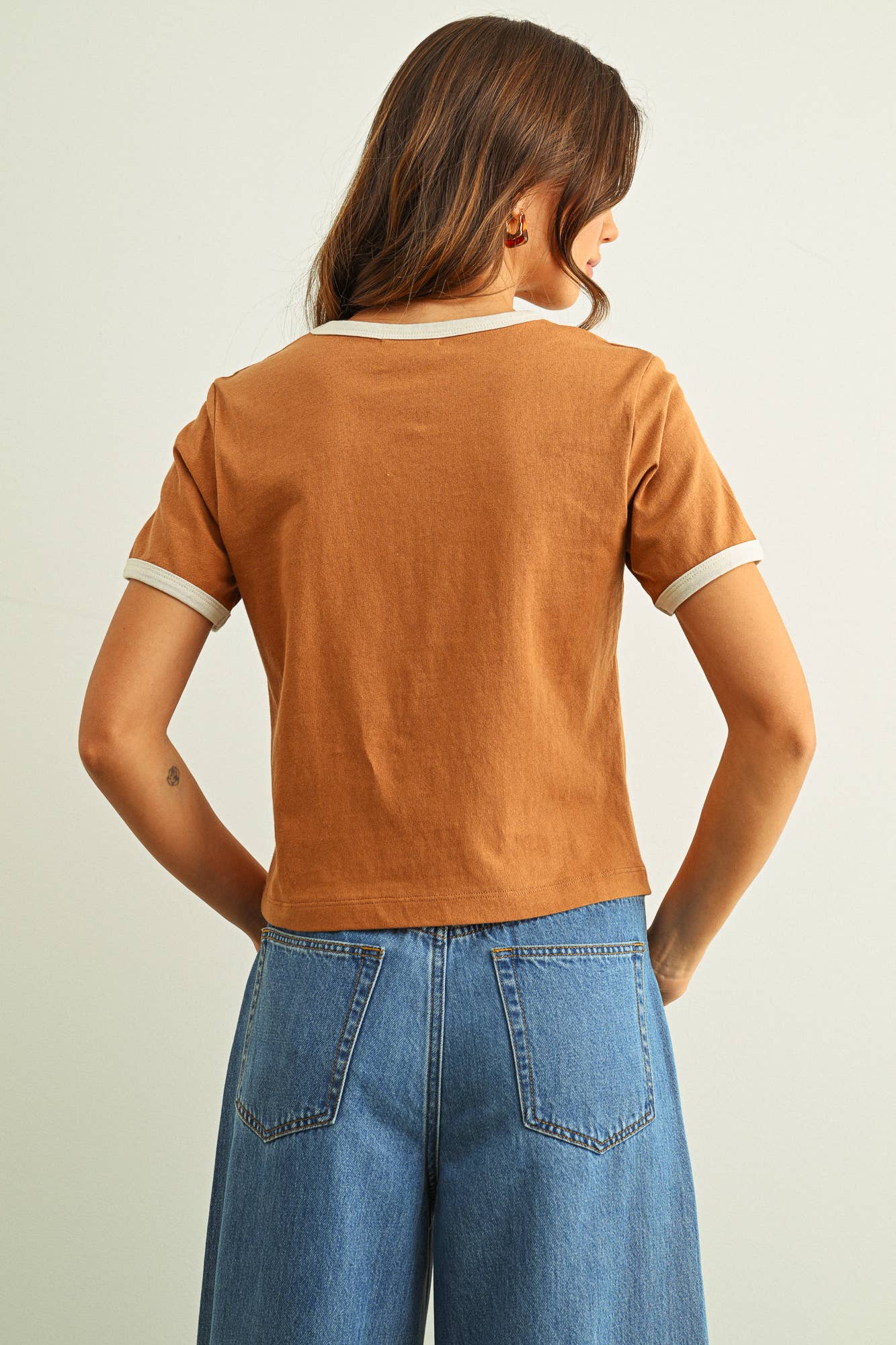 SHORT SLEEVE RINGER TOP: Brown