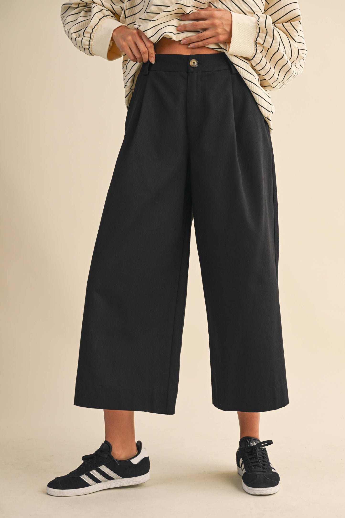 PINTUCK DETAIL CROPED WIDE LEG PANTS: Black