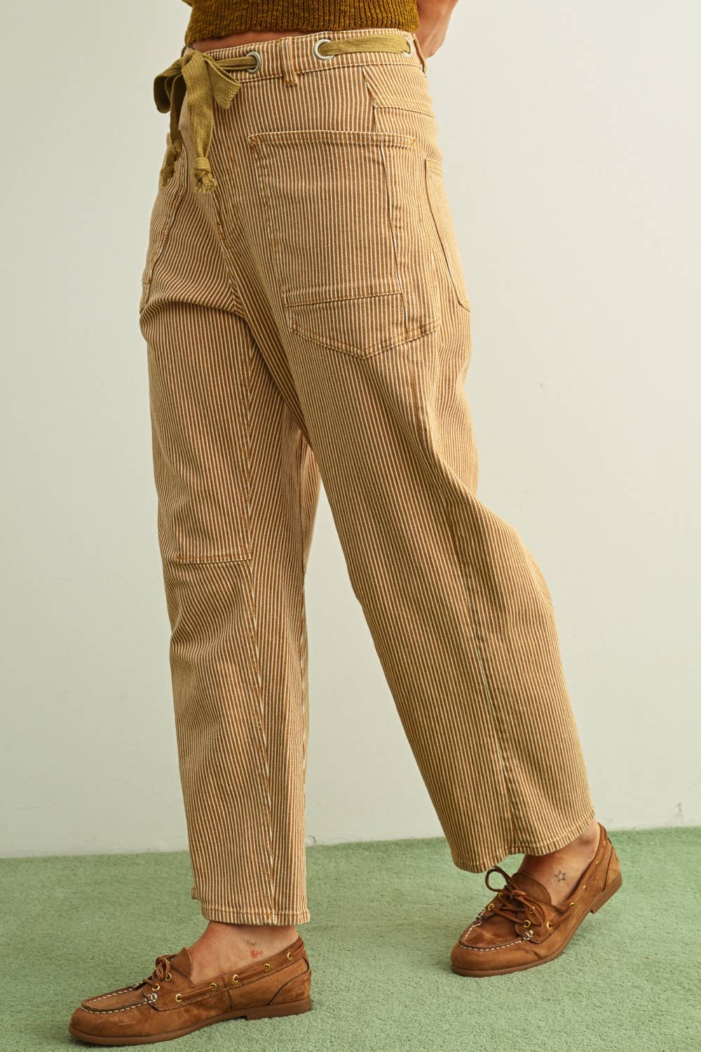 STRIPED PATTERN WASHED BARREL PANTS WITH BELT: CAMEL