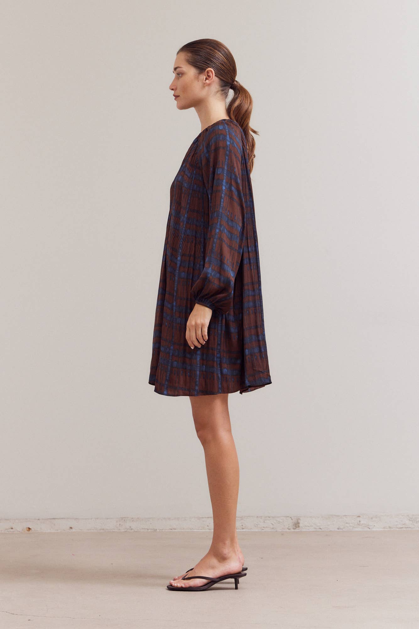 PLEATED PRINT MINI DRESS: Multi