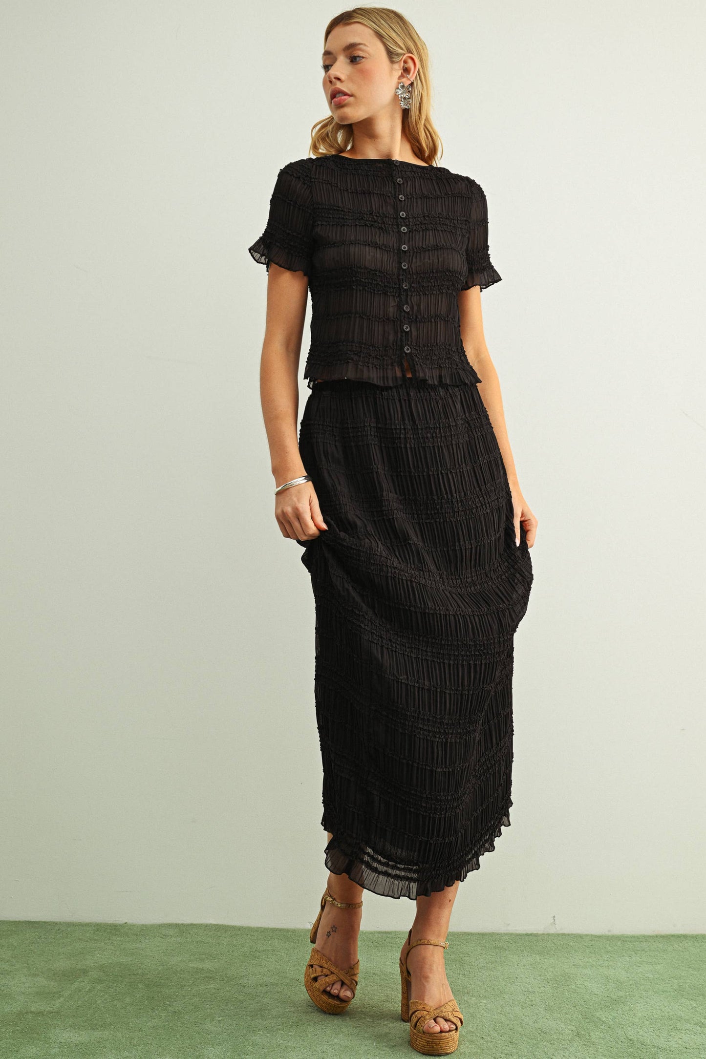 CHIFFON SHORT SLEEVE BUTTON FRONT TOP: BLACK