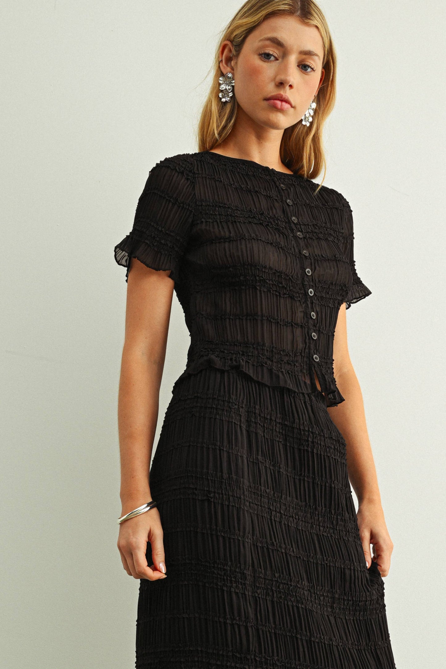 CHIFFON SHORT SLEEVE BUTTON FRONT TOP: BLACK