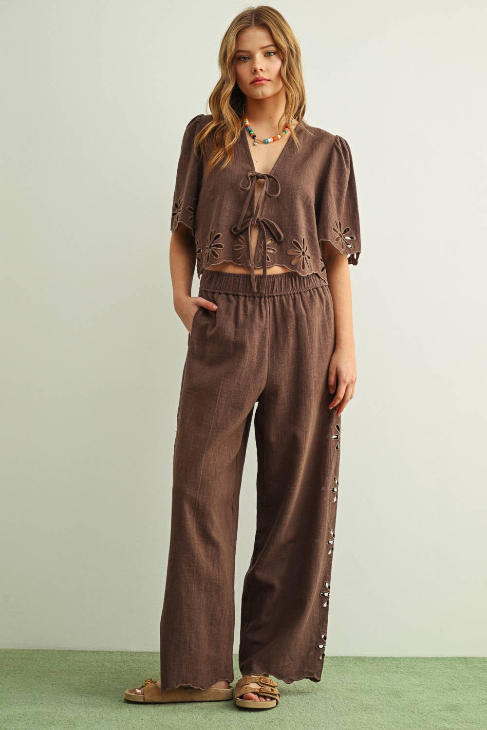 EMBORIDERED SHORT SLEEVE TIE FRONT TOP: BROWN