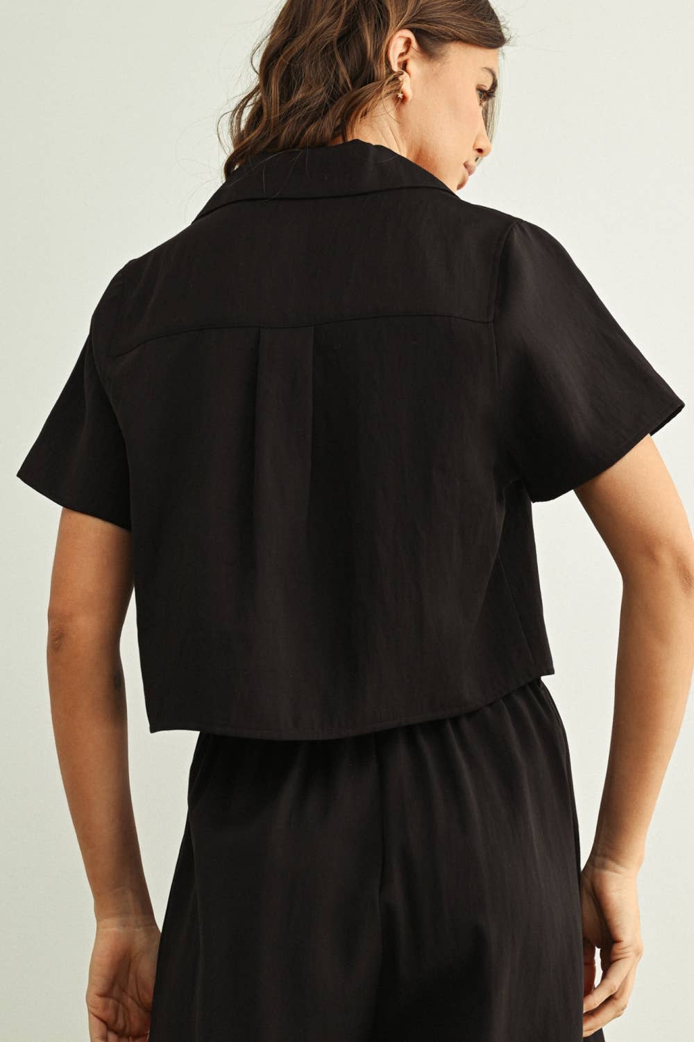 SOFT RAYON BUTTON FRONT SSLV BLOUSE: BLACK