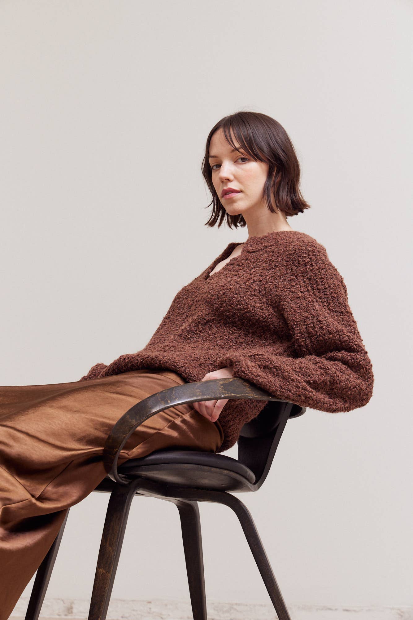 OPENED V-NECK SWEATER TOP: Bronze