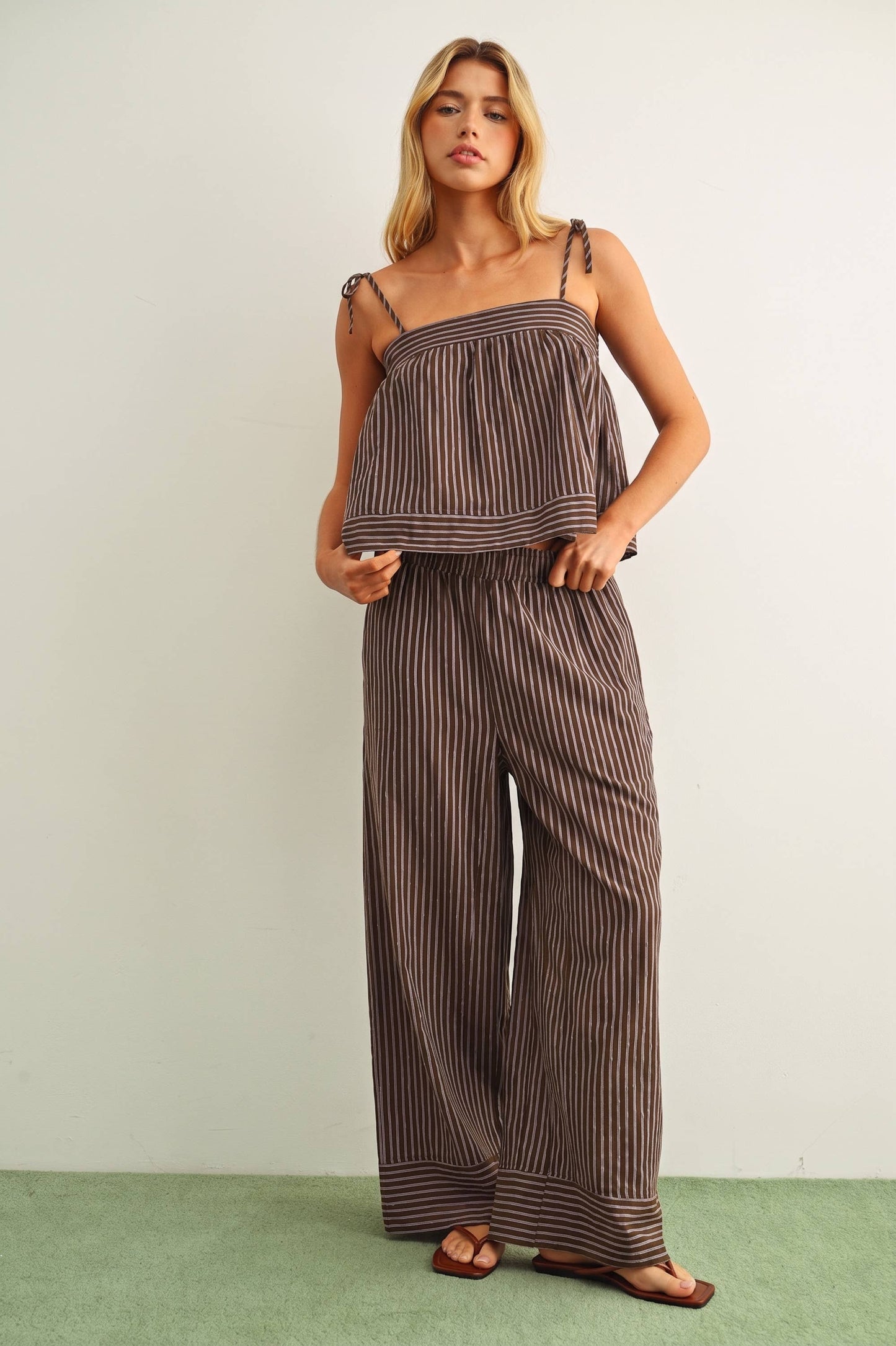 STRIPED PRINT SPAGHETTI STRAP TOP: Brown