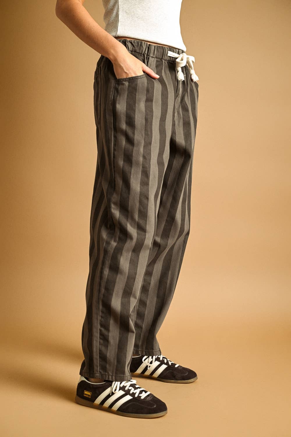 WIDE STRIPE PRINT BARREL PANTS: Black / Grey