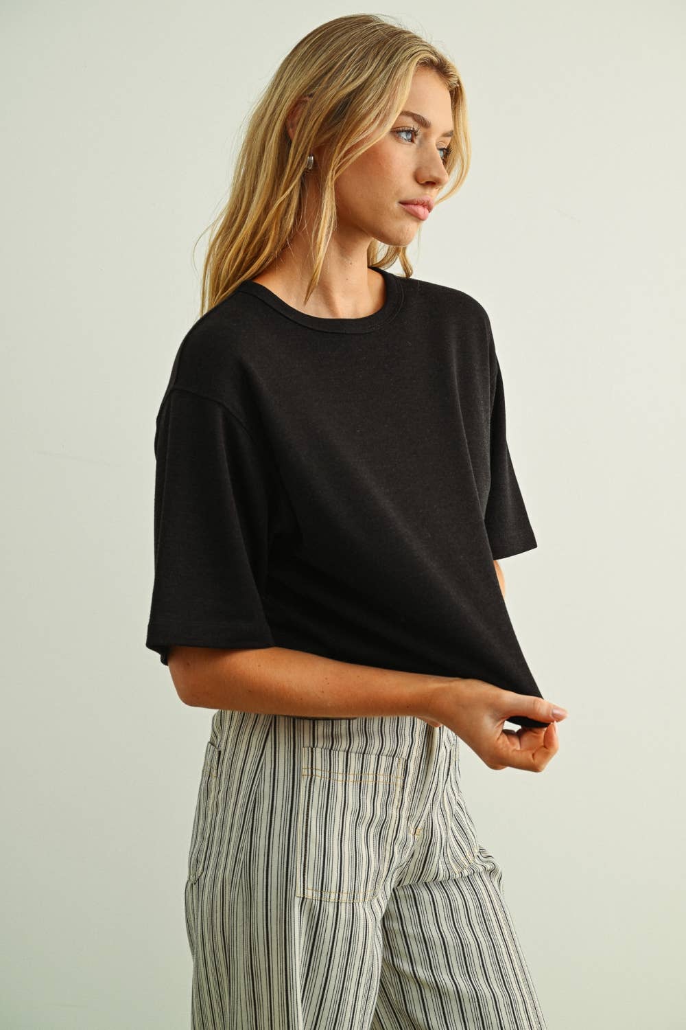 BRUSHED SHORT SLEEVE KNITTED TOP: CHARCOAL
