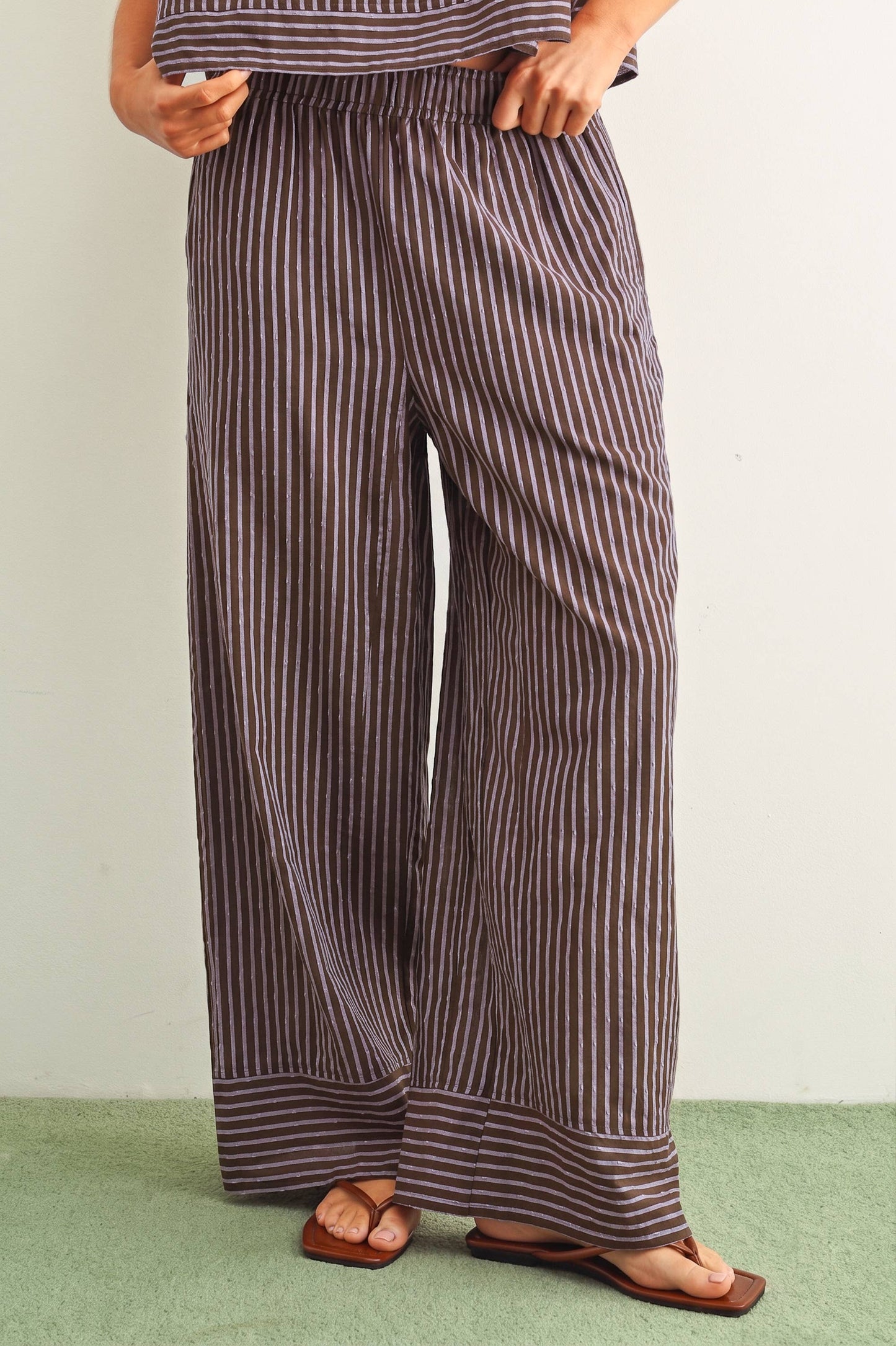 STRIPED PRINT STRAIGHT WIDE LEG PANTS: Brown