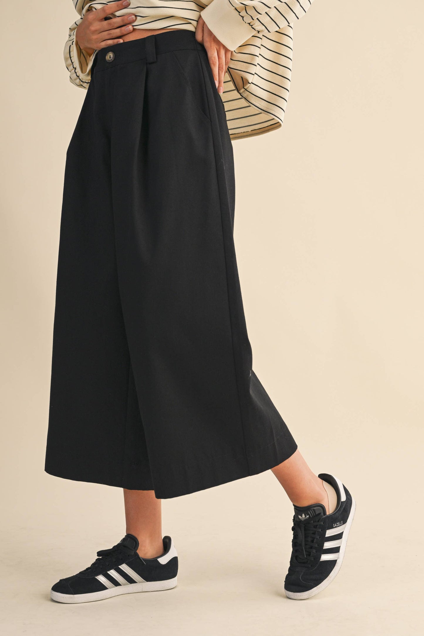 PINTUCK DETAIL CROPED WIDE LEG PANTS: Black