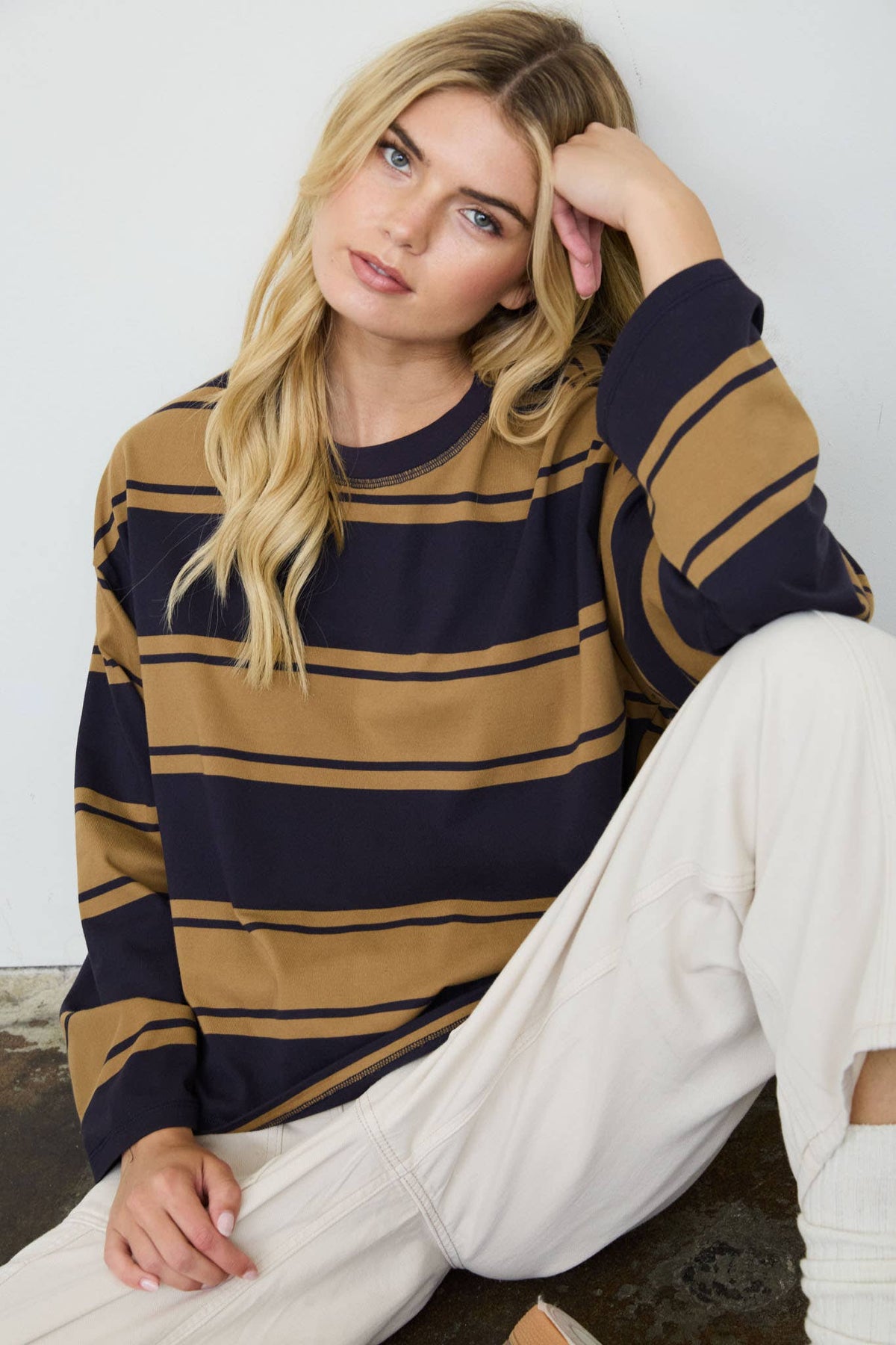 WIDE STRIPE CREW NECK LONG SLEEVE KNIT TOP: NAVY