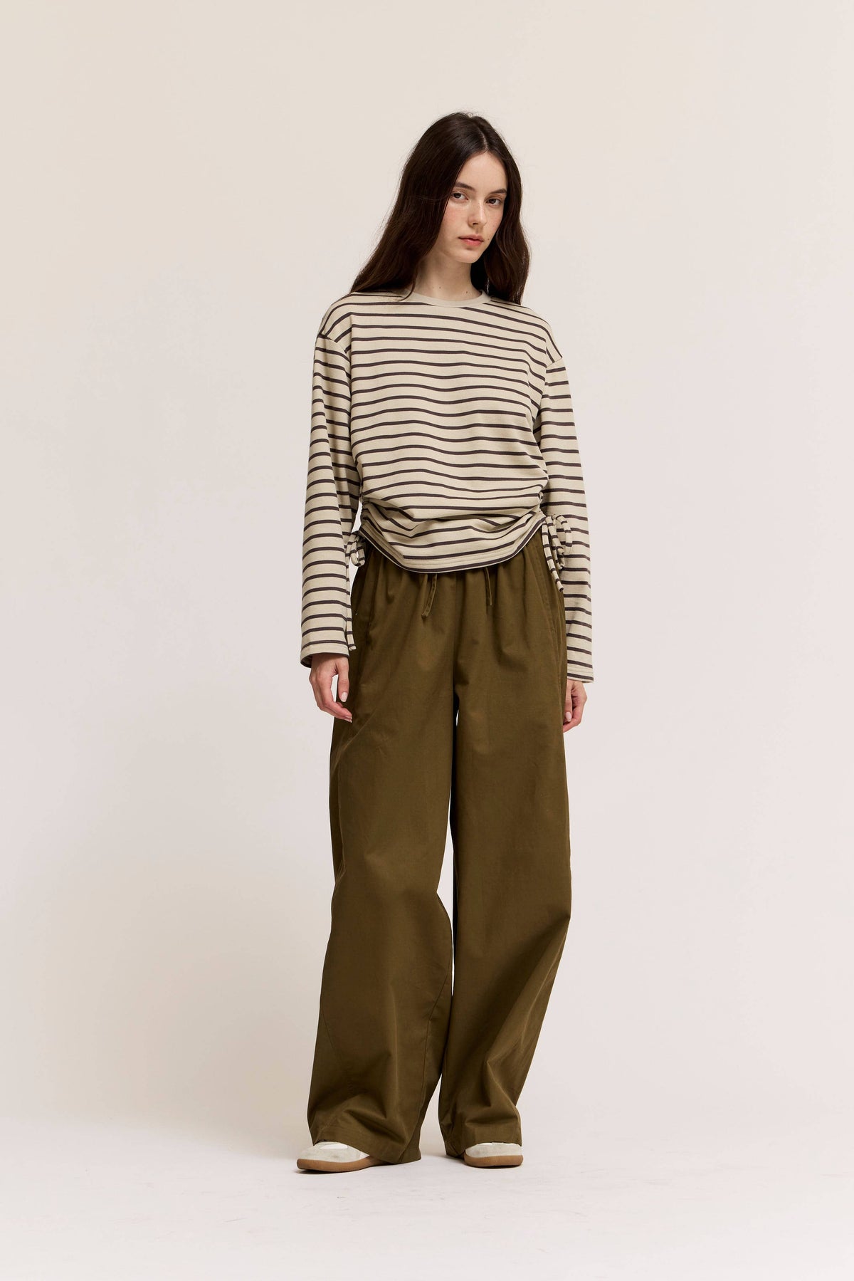 SIDE DRAWSTRING STRIPE CREWNECK SWEATSHIRTS: HAZE CHOCO
