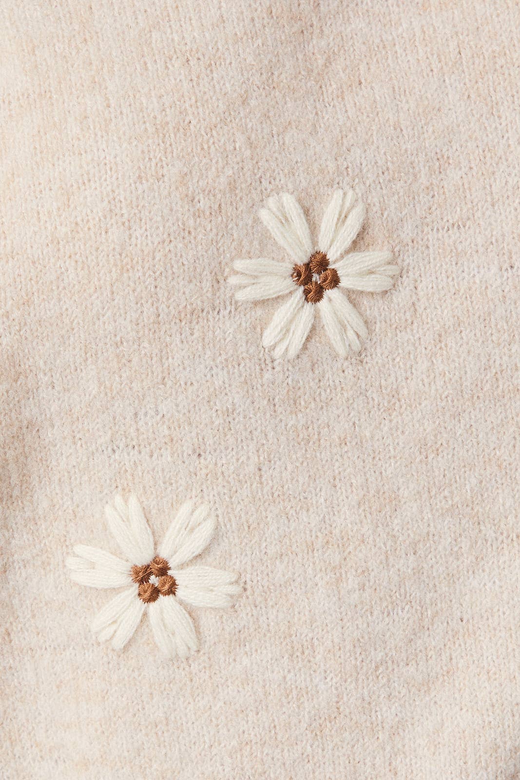 ROUND NECK SHORT SLEEVE FLOWER SWEATER TOP: OATMEAL