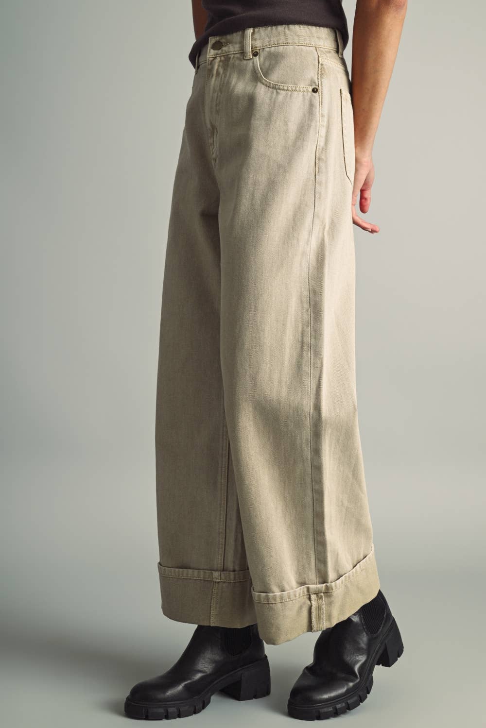 WIDE CUFFED DENIM PANTS WITH A VINTAGE WASHED: BEIGE