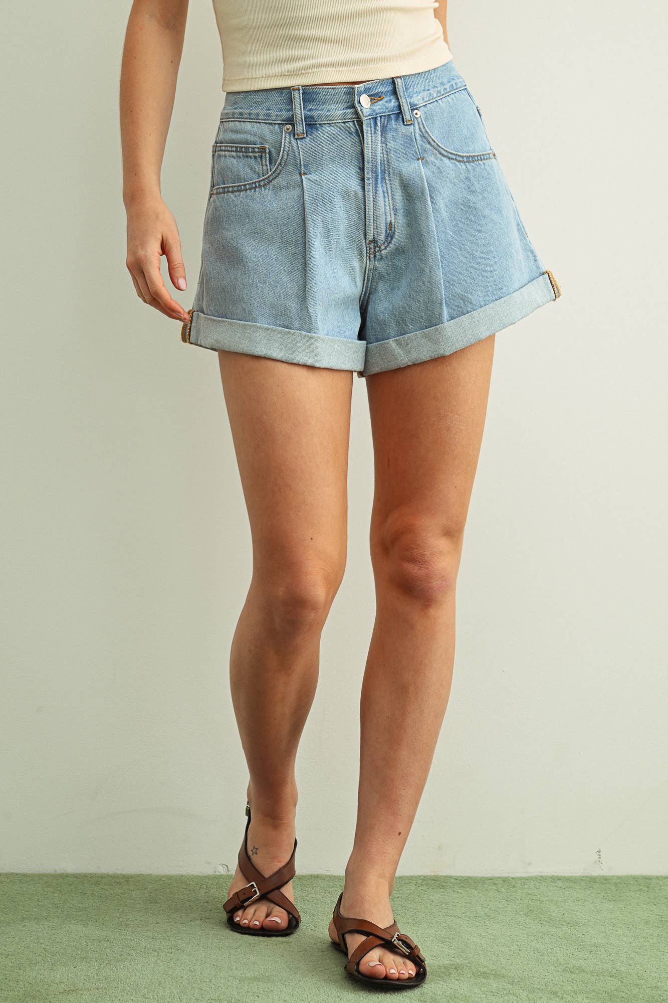 PLEAT WITH CUFFED DENIM SHORTS: DENIM
