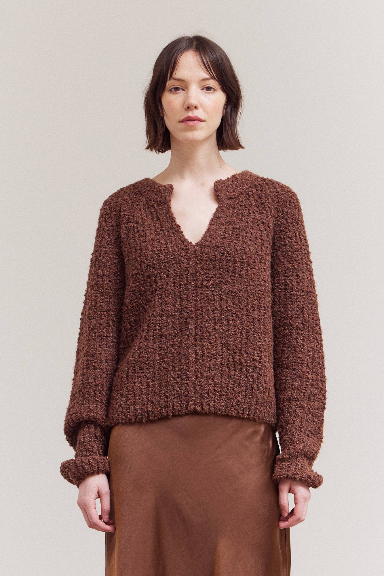 OPENED V-NECK SWEATER TOP: Bronze