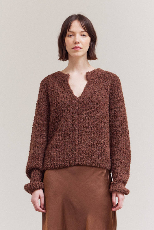 OPENED V-NECK SWEATER TOP: Bronze
